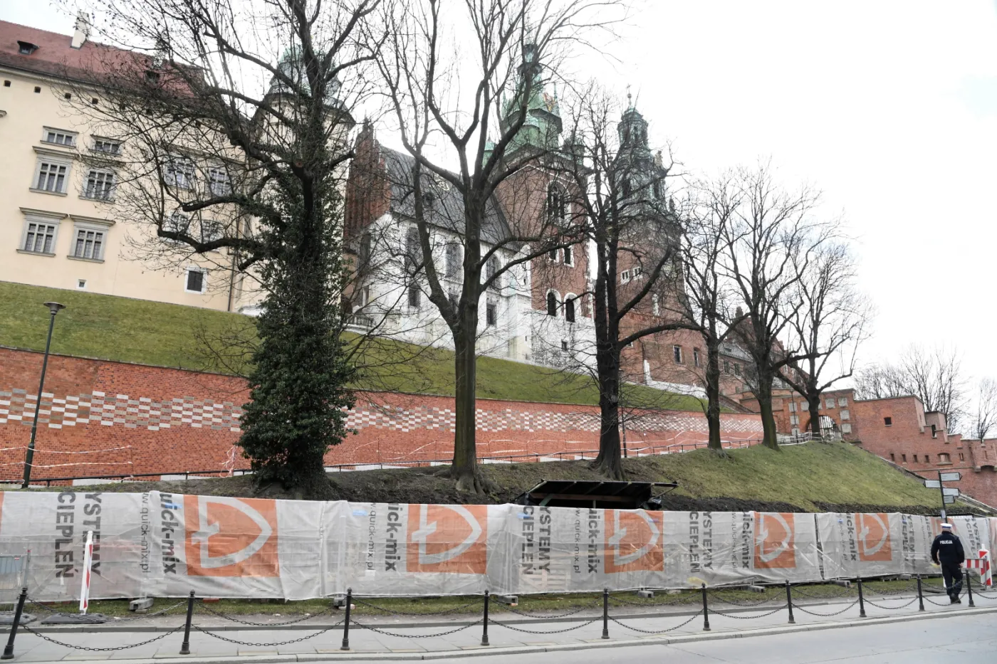 12201917-osuniecie-wykopu-na-wawelu.jpg