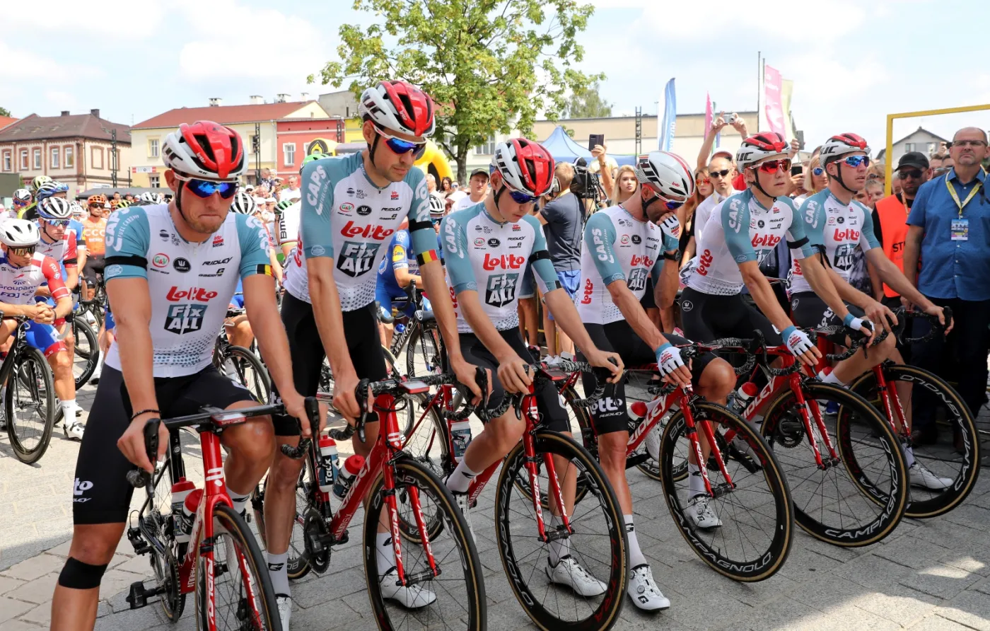 Tour de Pologne: Kolarze oddali hołd Lambrechtowi. Zatrzymali się przed metą i minutą ciszy uczcili jego pamięć