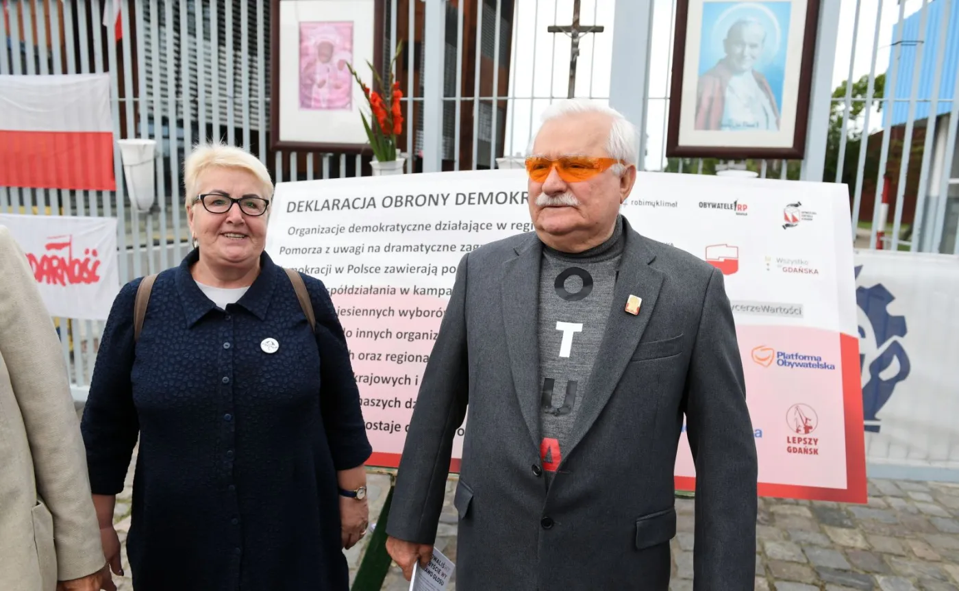 Były prezydent Lech Wałęsa i posłanka PO Henryka Krzywonos-Strycharska podczas konferencji prasowej prezentującej "Pomorską Deklarację Obrony Demokracji" przed Bramą nr 2 Stoczni Gdańskiej
