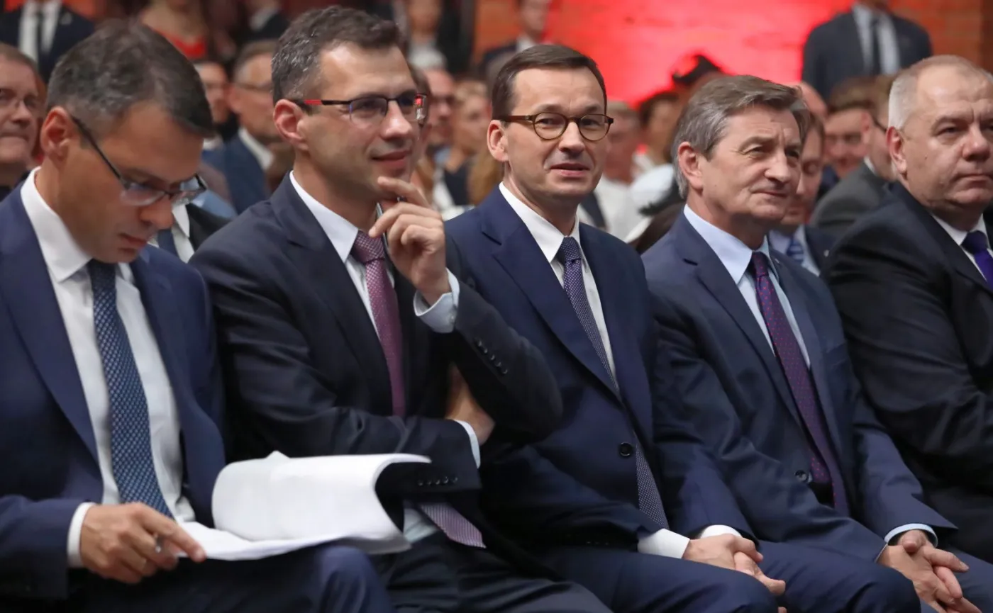 Premier Mateusz Morawiecki (C), założyciele portalu wPolityce.pl Jacek Karnowski (2L) i Michał Karnowski (L) oraz marszałek Sejmu Marek Kuchciński (2P) podczas gali z okazji 9. urodzin portalu wPolityce.pl