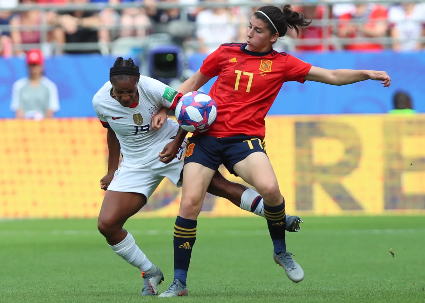 Crystal Dunn i Lucia Garcia