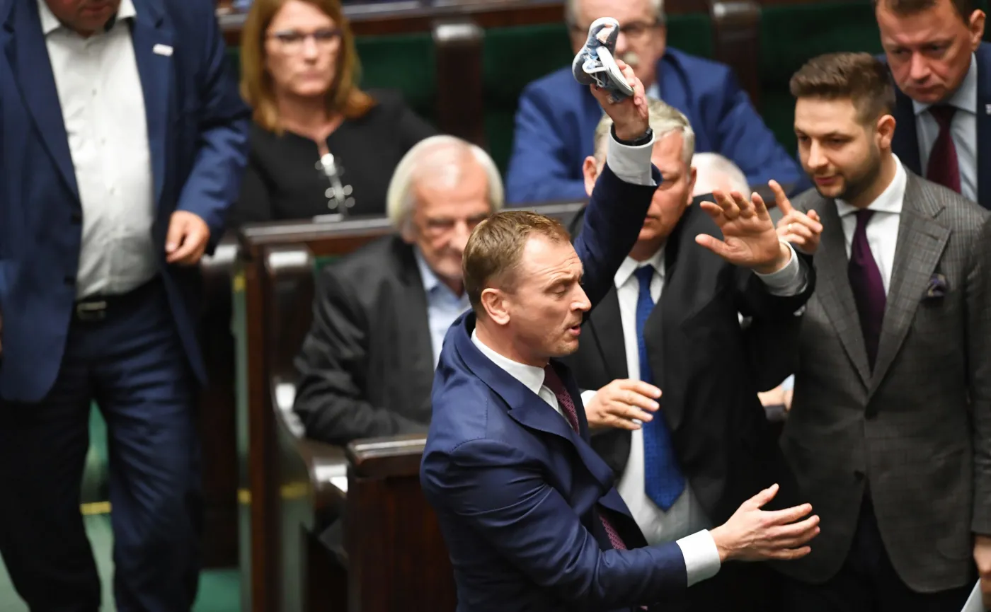 Poseł PO Sławomir Nitras (2L) oraz politycy PiS Marek Suski (C), Patryk Jaki (P), Mariusz Błaszczak (P-tył) i Ryszard Terlecki (2L) podczas bloku wieczornych głosowań w Sejmie