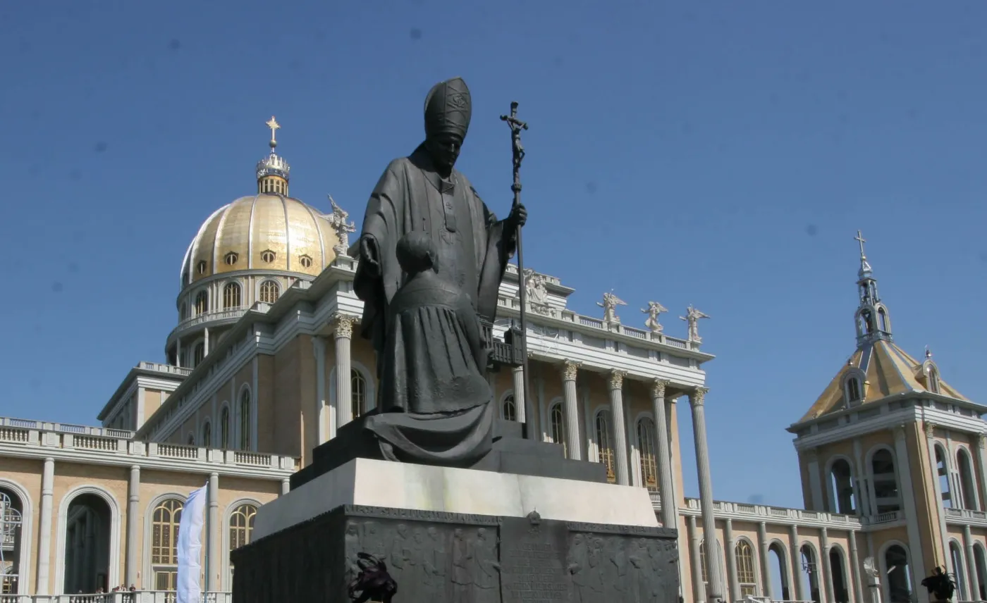 Pomnik papieża Jana Pawła II w Licheniu przed modyfikacją