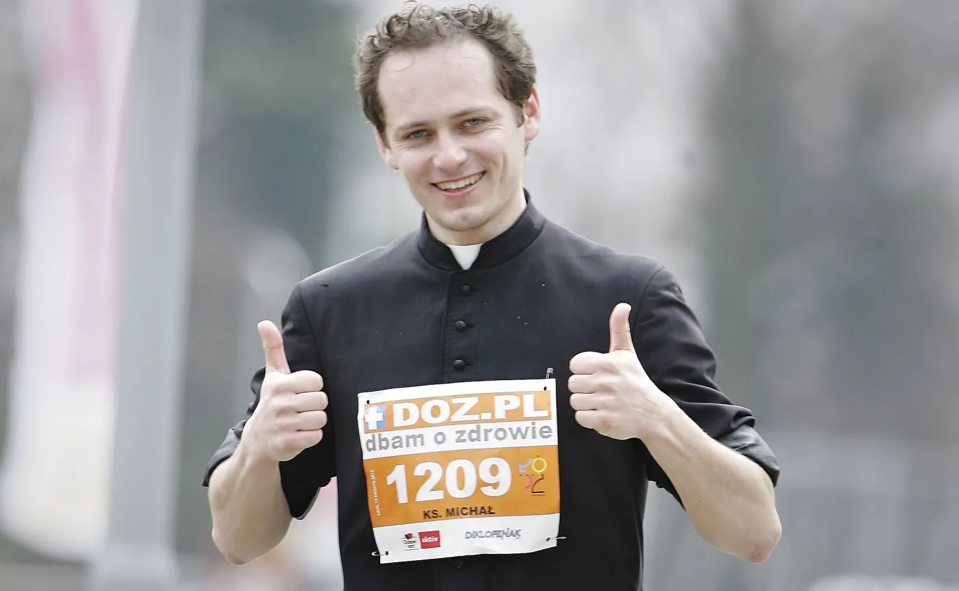 Ksiądz Michał Misiak podczas maratonu