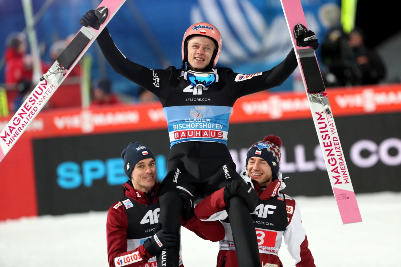 Polacy - od lewej: Piotr Żyła, Dawid Kubacki i Kamil Stoch po drugiej serii ostatniego konkursu zaliczanego do 68. edycji Turnieju Czterech Skoczni w skokach narciarskich na obiekcie "Paul-Ausserleitner-Schanze" w Bischofshofen