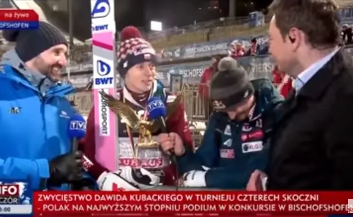 Dawid Kubacki (drugi z lewej)