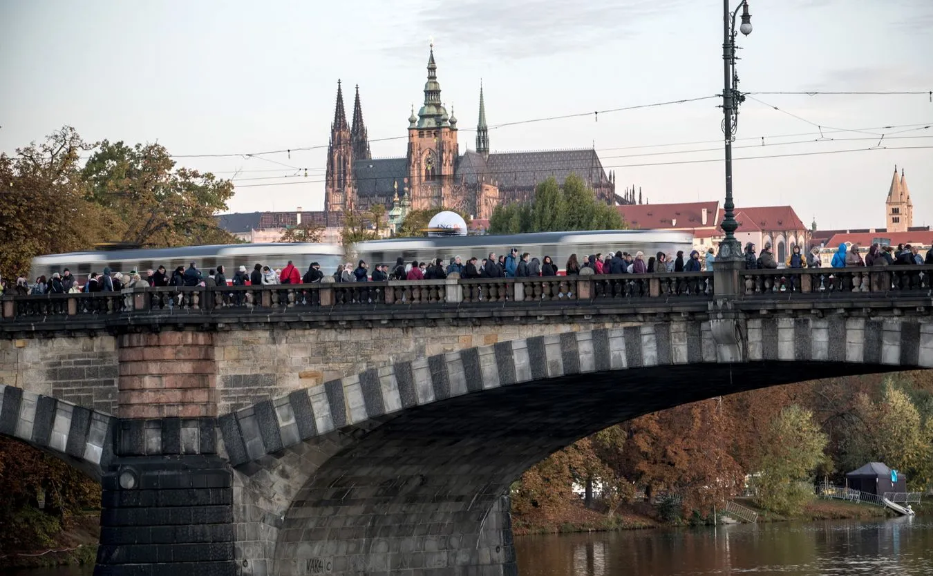 12666909-zalobnicy-czekaja-w-kolejce.jpg
