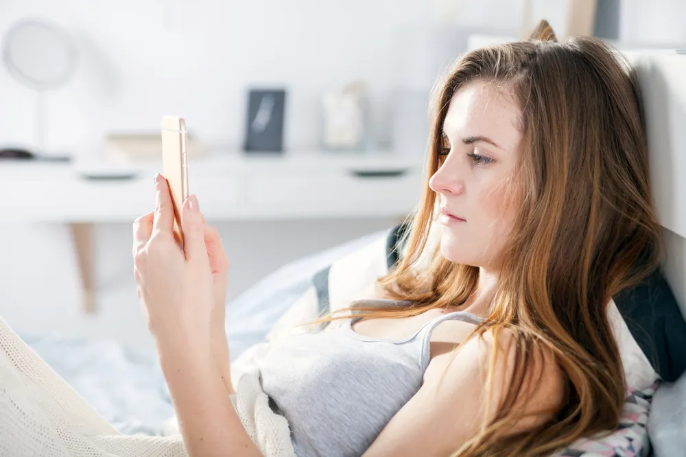 Smartfonowa szyja - fatalna konsekwencja intesywnego romansu z telefonem. Chroń się przed nią!