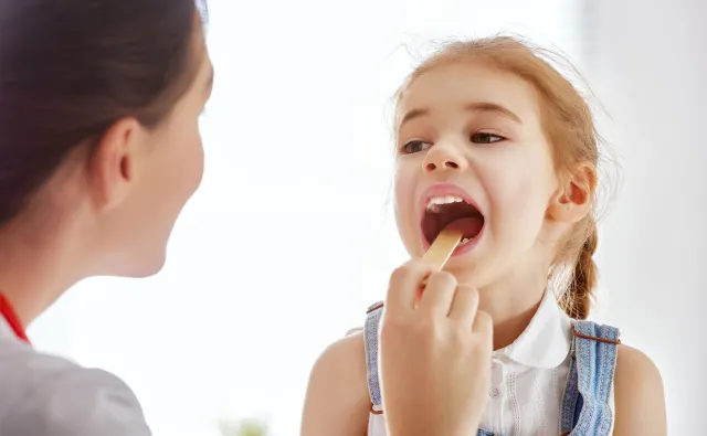 Migdałki - wycinać czy nie? [WIDEO]