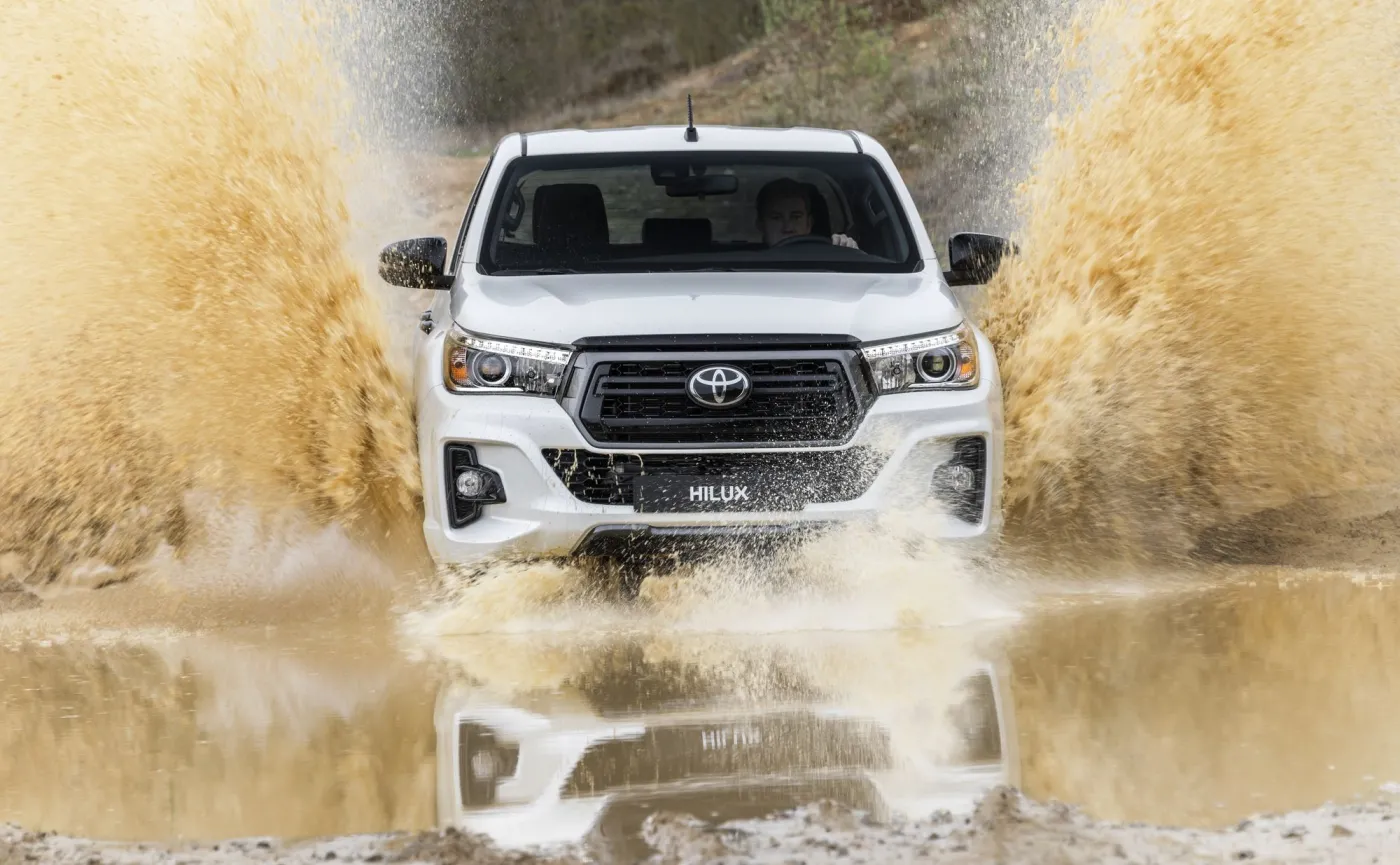 Toyota Hilux to legenda samochodów terenowych, znana z niespotykanej trwałości i niezawodności oraz możliwości off-roadowych