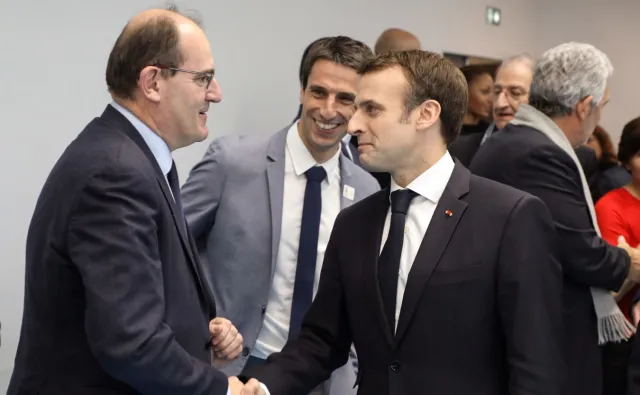 "FT" o Macronie: Zmieniając rząd i wybierając nowego premiera, naraża się na ataki