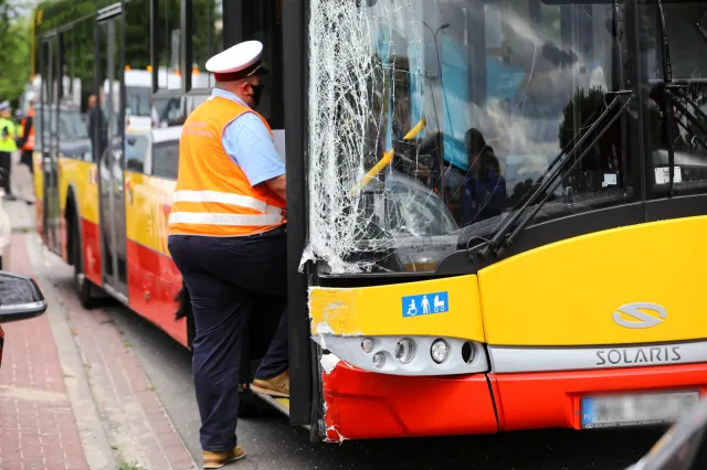 Kolejny wypadek autobusu w Warszawie. Kierowca usłyszał zarzuty [WIDEO]