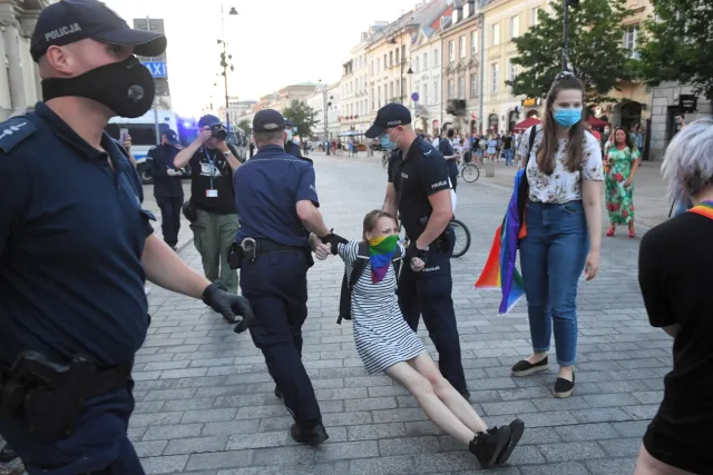 Policja kontra aktywiści LGBT. Posłowie Lewicy bronili zatrzymanych. KOMENTARZ Trzaskowskiego [WIDEO]
