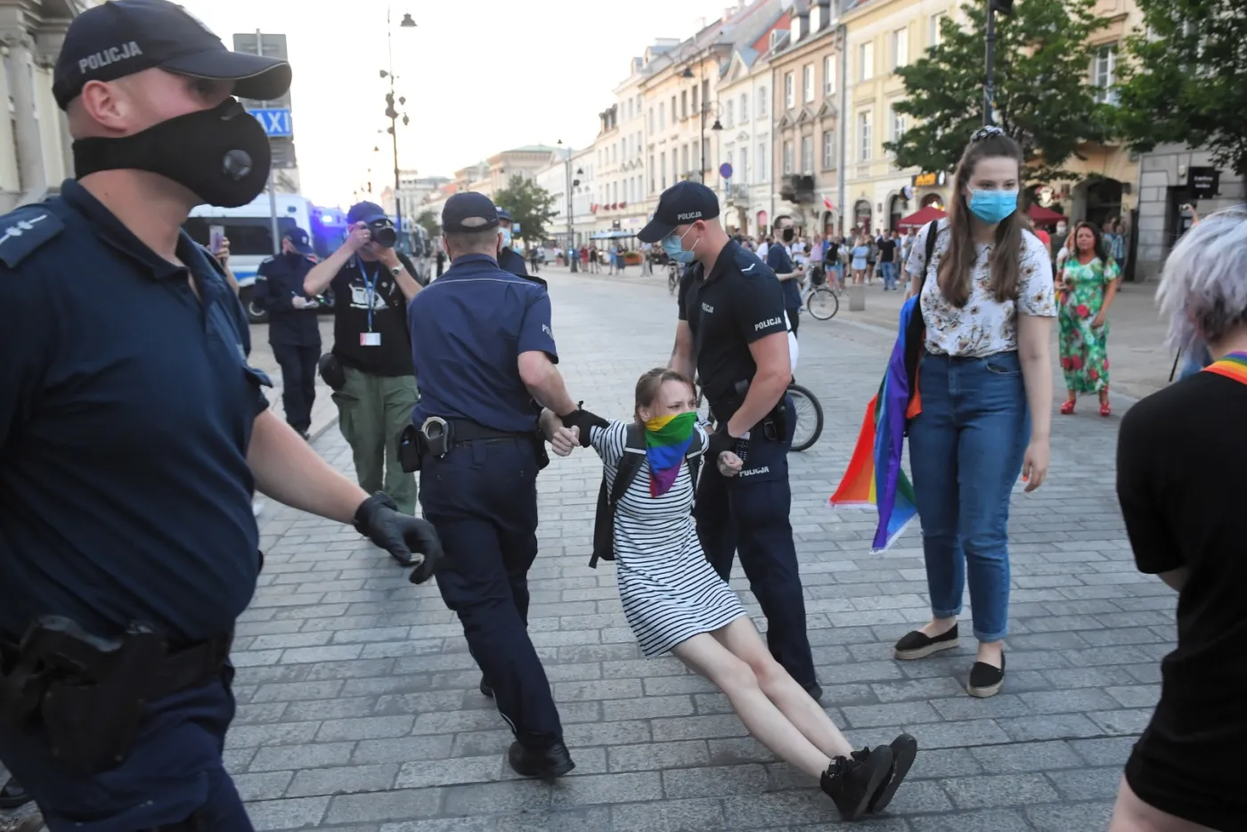 Policja kontra aktywiści LGBT. Posłowie Lewicy bronili zatrzymanych. KOMENTARZ Trzaskowskiego [WIDEO]