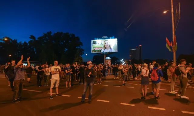 Blokada internetu, milicja użyła granatów hukowych i armatek wodnych. Niespokojna noc na Białorusi