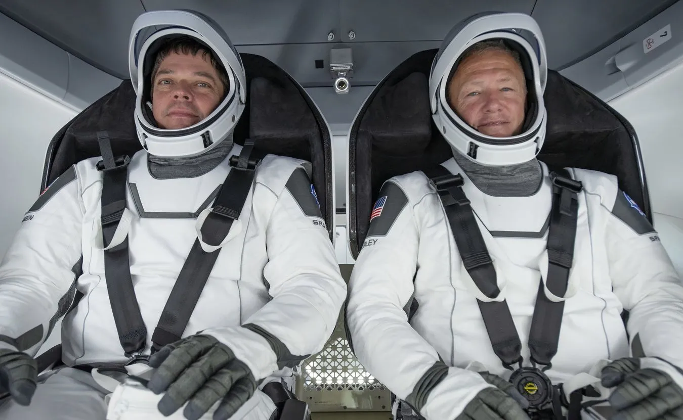 Misja SpaceX i NASA dobiegła końca. Astronauci z kapsuły Dragon wrócili na Ziemię [WIDEO]