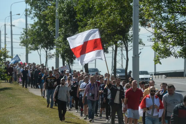Protesty na Białorusi. Robotnicy przyszli pod siedzibę telewizji państwowej