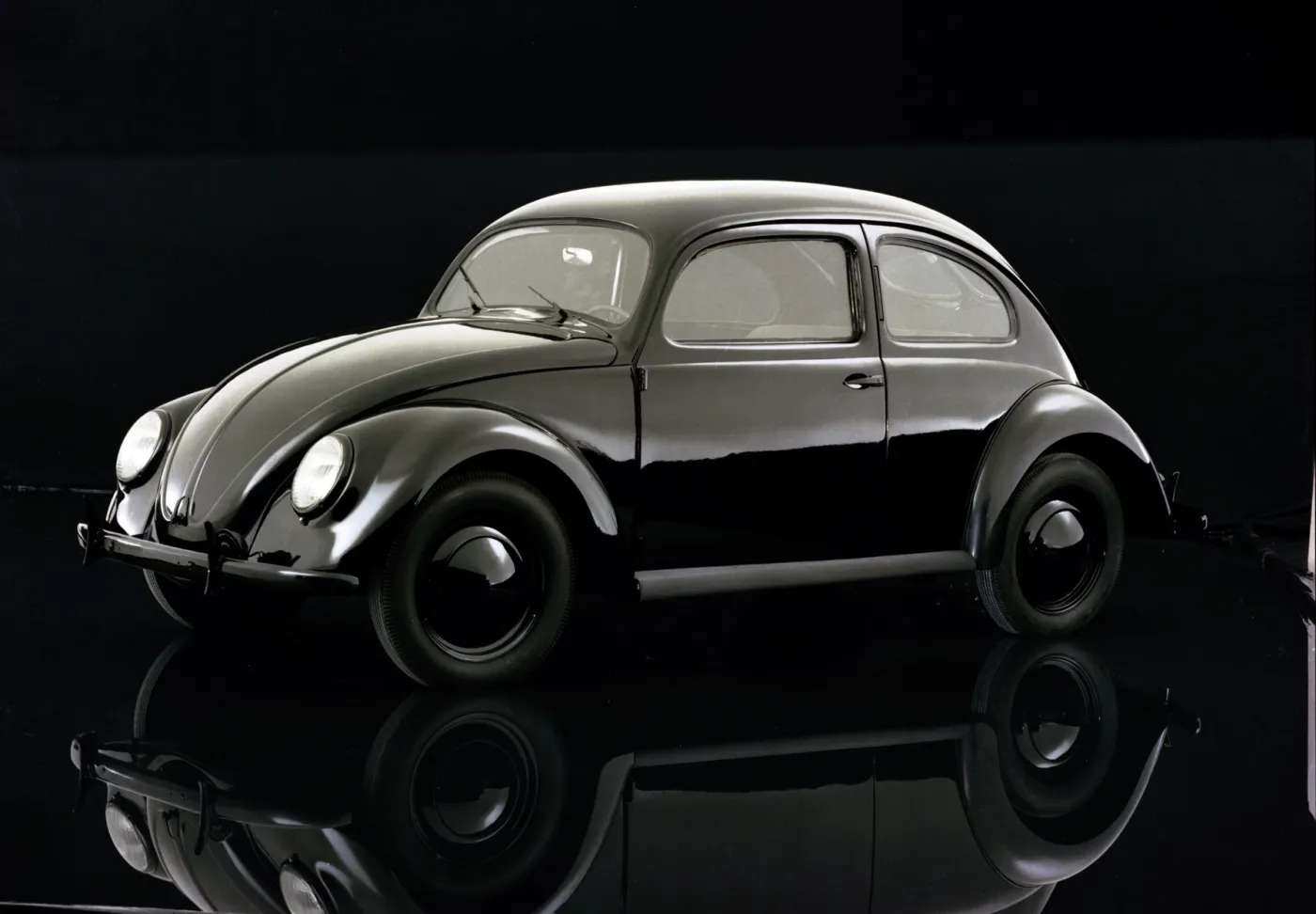 Zdjęcie Hitlera z czasów III Rzeszy u dilera Volkswagena. Firma zrywa współpracę po skandalu