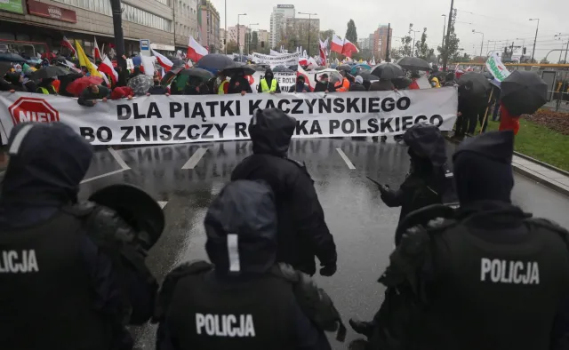 "Nie dla piątki Kaczyńskiego". Rozpoczął się wielki protest rolników w Warszawie [WIDEO]