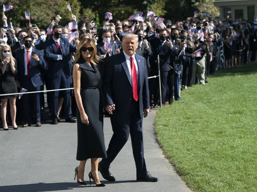 "Niech zdejmie te buty, to zobaczymy..." Internauci znowu hejtują Melanię Trump. FOTO