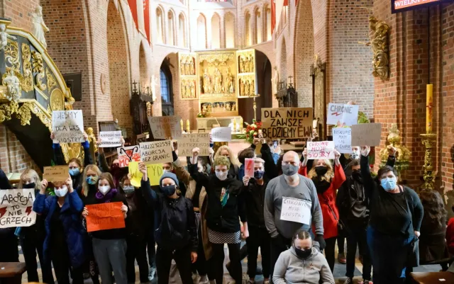 "Mamy dość!". Przerwana msza i protesty w kościołach [WIDEO]