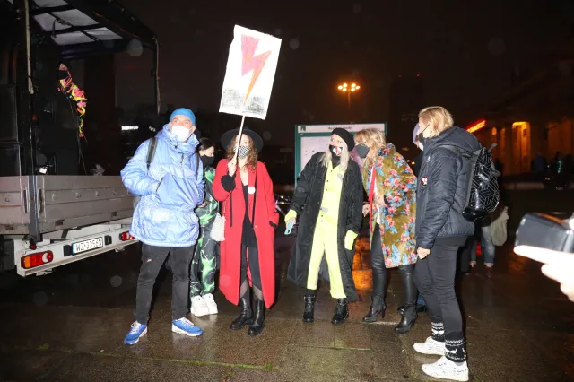 "Załatwimy was miłością". Policja przepędziła protestujących artystów [WIDEO]