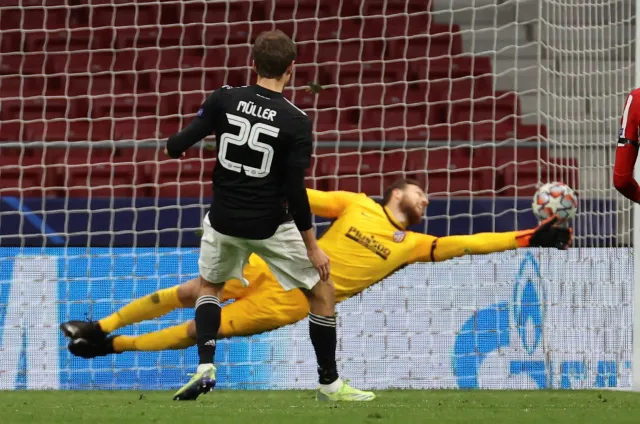 Przerwana seria Bayernu, awans Liverpoolu i Porto, Real na krawędzi [WYNIKI i TABELE]