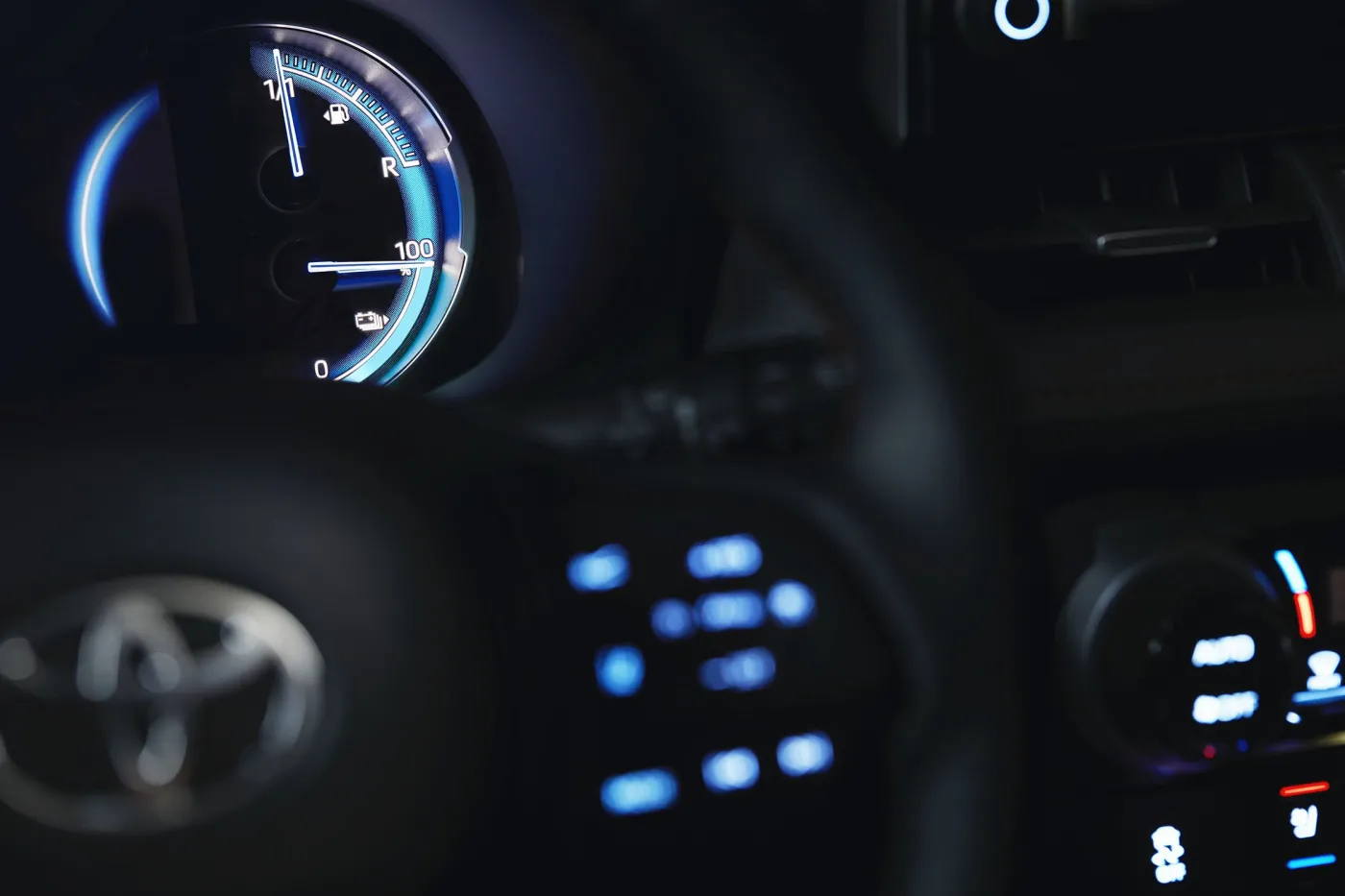 Toyota RAV4 Hybrid Black Edition wjeżdża do Polski. Nowy SUV kusi nie tylko wyglądem