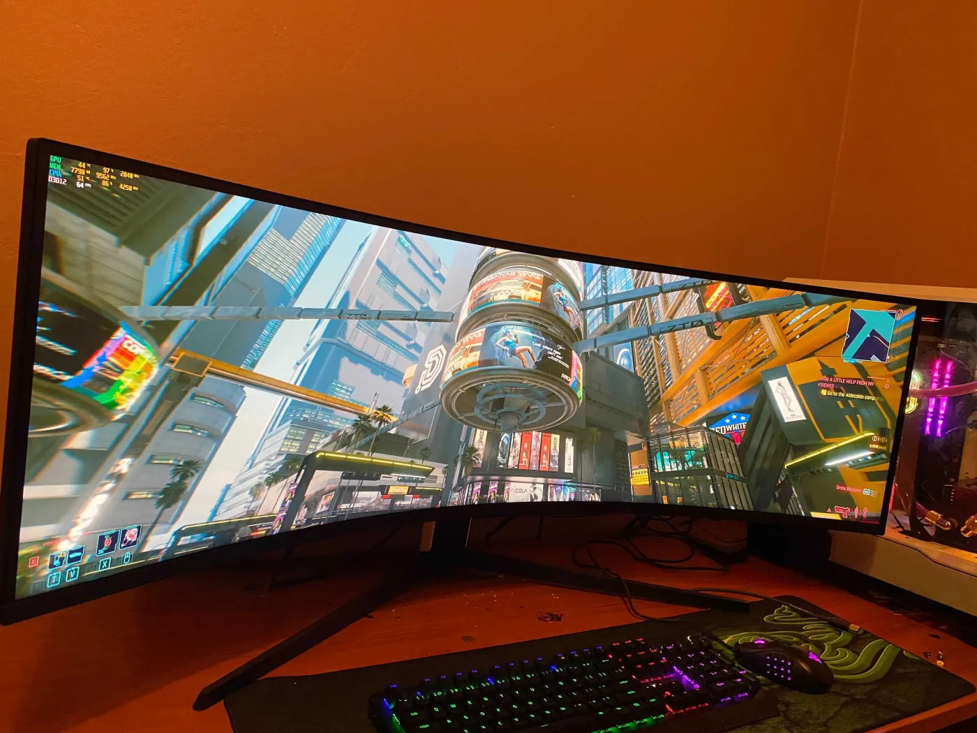 Samsung Odyssey G9 to jeden z najbardziej nietypowych monitorów, jakie możemy mieć na biurku