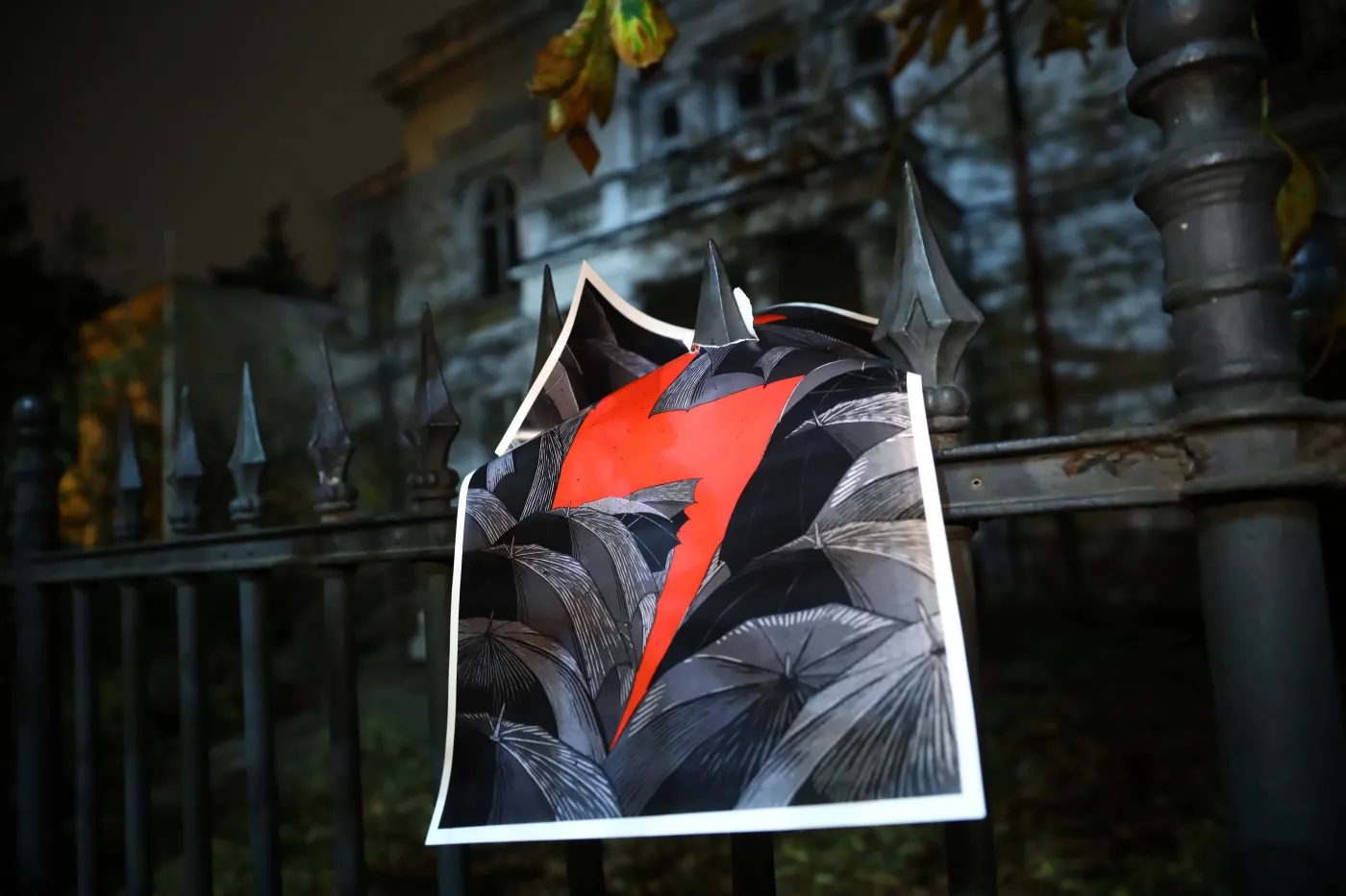 26-latka oskarżona za błyskawicę na budynku resortu zdrowia