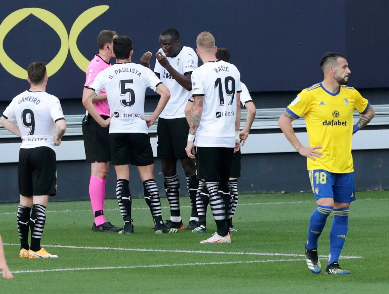 Piłkarze Valencii zeszli z boiska po rasistowskim incydencie. Trzecia porażka Atletico