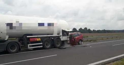 Po zderzeniu koło Nidzicy rozszczelniła się cysterna z tlenem. Grozi wybuchem