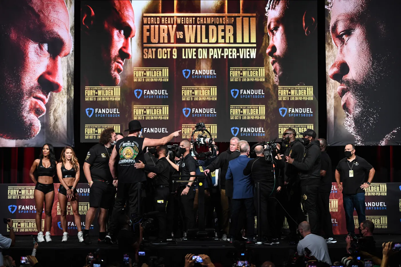 Ponad 233 kg w ringu. Fury i Wilder stanęli na wadze przed walką o pas WBC