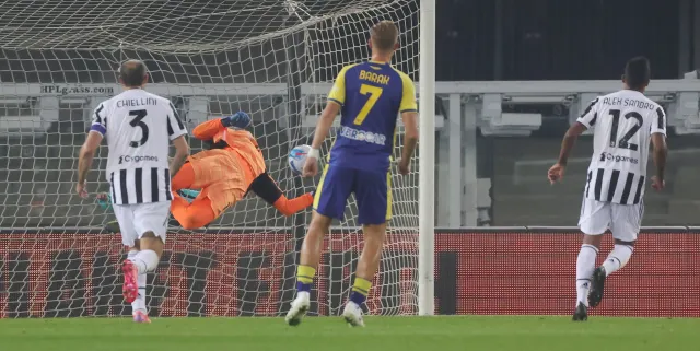 Szczęsny bez szans przy strzale Simeone. Czwarta porażka Juventusu [WIDEO]