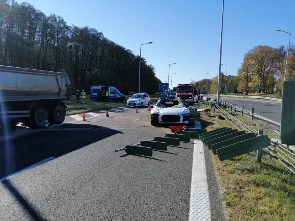 Audi R8 roztrzaskała w drobny mak, samochód przeleciał przez liny