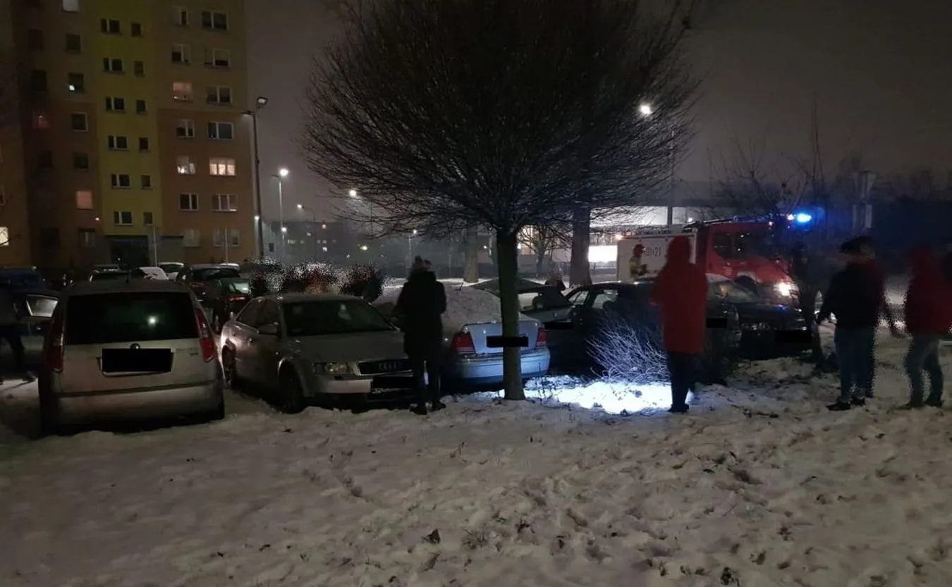"Leciał samochodem w powietrzu". Pijany w sztok kierowca wylądował na autach i drzewie