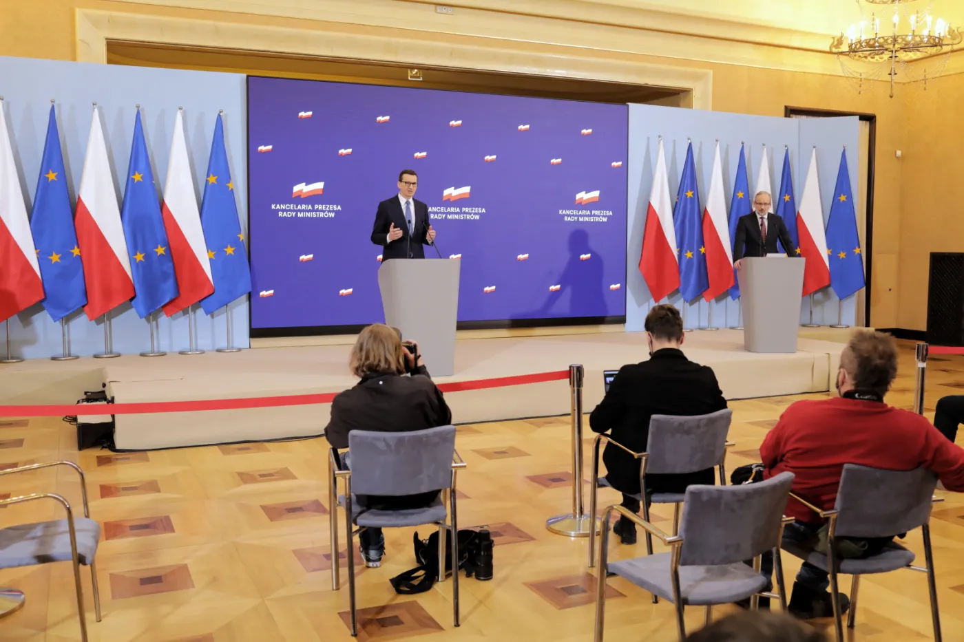 Zarabiasz do 12800 miesięcznie i stracisz na Polskim Ładzie? Premier: Wtedy rozliczenie jak 2021 r.