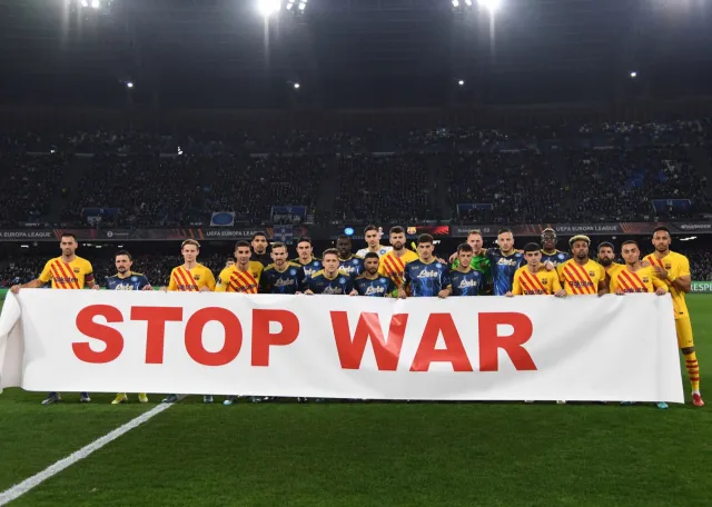 Piłkarze rozwinęli transparent "Stop wojnie". Rosyjscy sędziowie nie stanęli z nimi [FOTO]