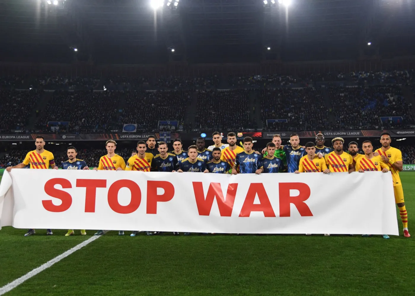 Piłkarze rozwinęli transparent "Stop wojnie". Rosyjscy sędziowie nie stanęli z nimi [FOTO]