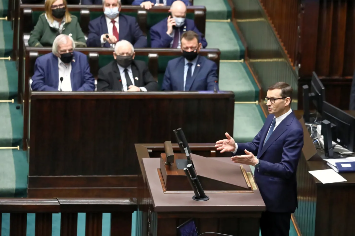 Morawiecki atakuje Tuska. Ten kpi z "agresywnego pitbulla"