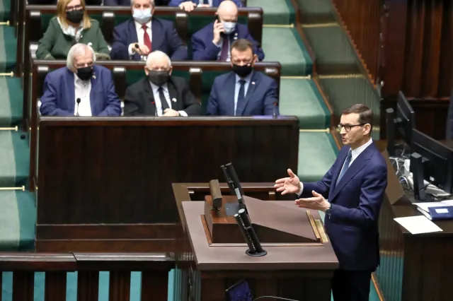 Morawiecki atakuje Tuska. Ten kpi z "agresywnego pitbulla"