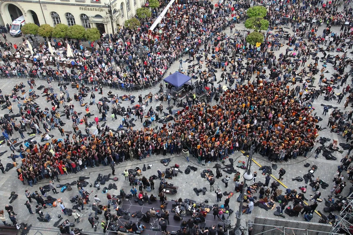 Serce z tysiąca gitar dla Ukrainy podczas 20. Gitarowego Rekordu Świata we Wrocławiu