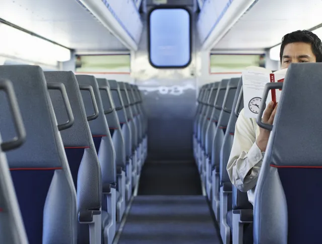 Setki osób utknęły podczas upału w pociągu z zepsutą klimatyzacją. Zdesperowani ludzie wybijali szyby w wagonach