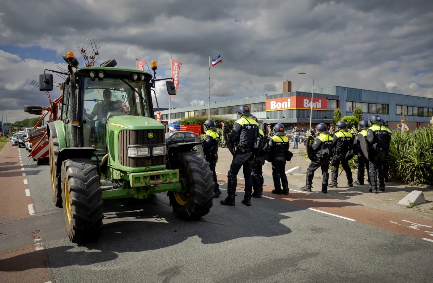 Policjanci w Holandii strzelali "na oślep" do rolników. "Stosują brutalną przemoc"