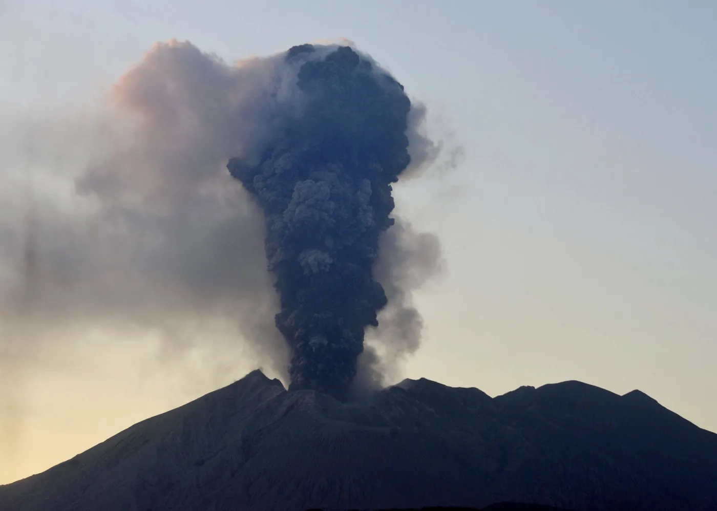 Silny wybuch wulkanu Sakurajima na wyspie Kiusiu w Japonii