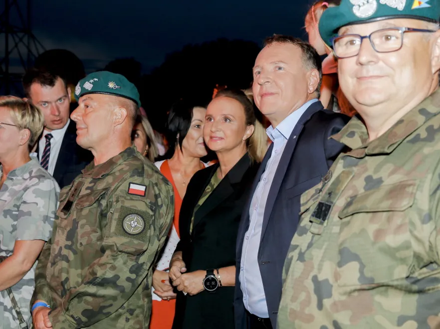 Wszystko, co najbardziej HOT: Militarny look Joanny Kurskiej na koncercie TVP. FOTO