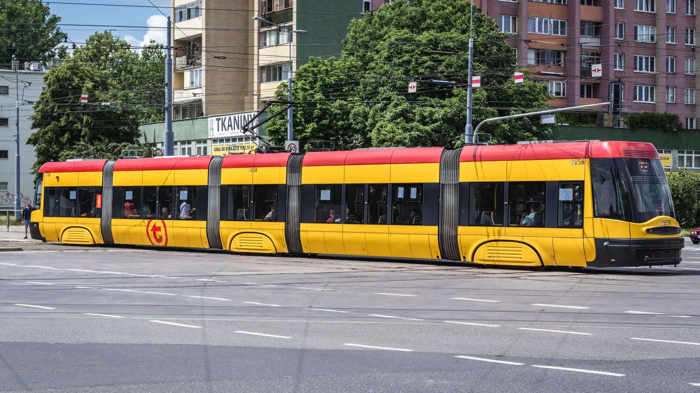 Rowerzysta potrącony przez warszawski tramwaj. Zmarł w szpitalu