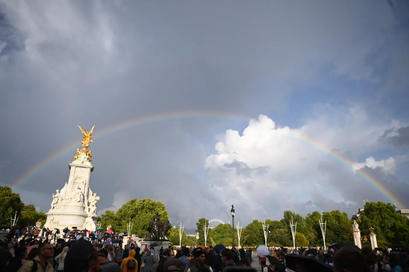 Niezwykły symbol, piękna tęcza nad Pałacem Buckingham. Potem flagę opuszczono
