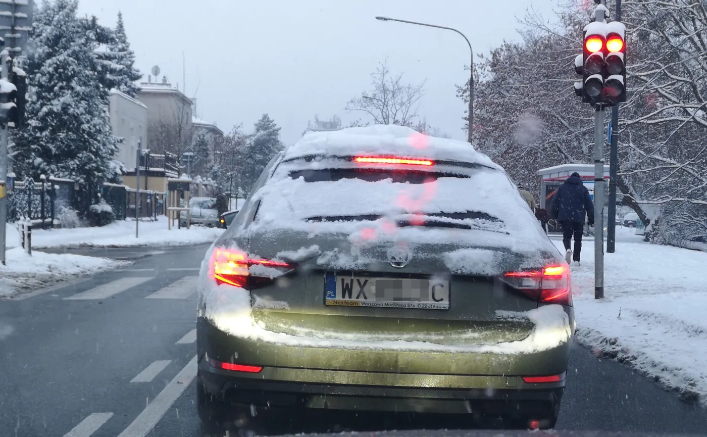 Samochód zasypany śniegiem
