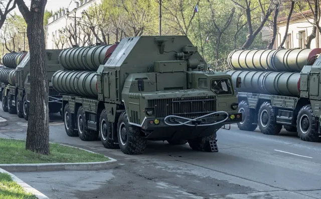 Strach zajrzał w oczy mieszkańcom Moskwy. W kilku miejscach stolicy rozmieszczono systemy S-400